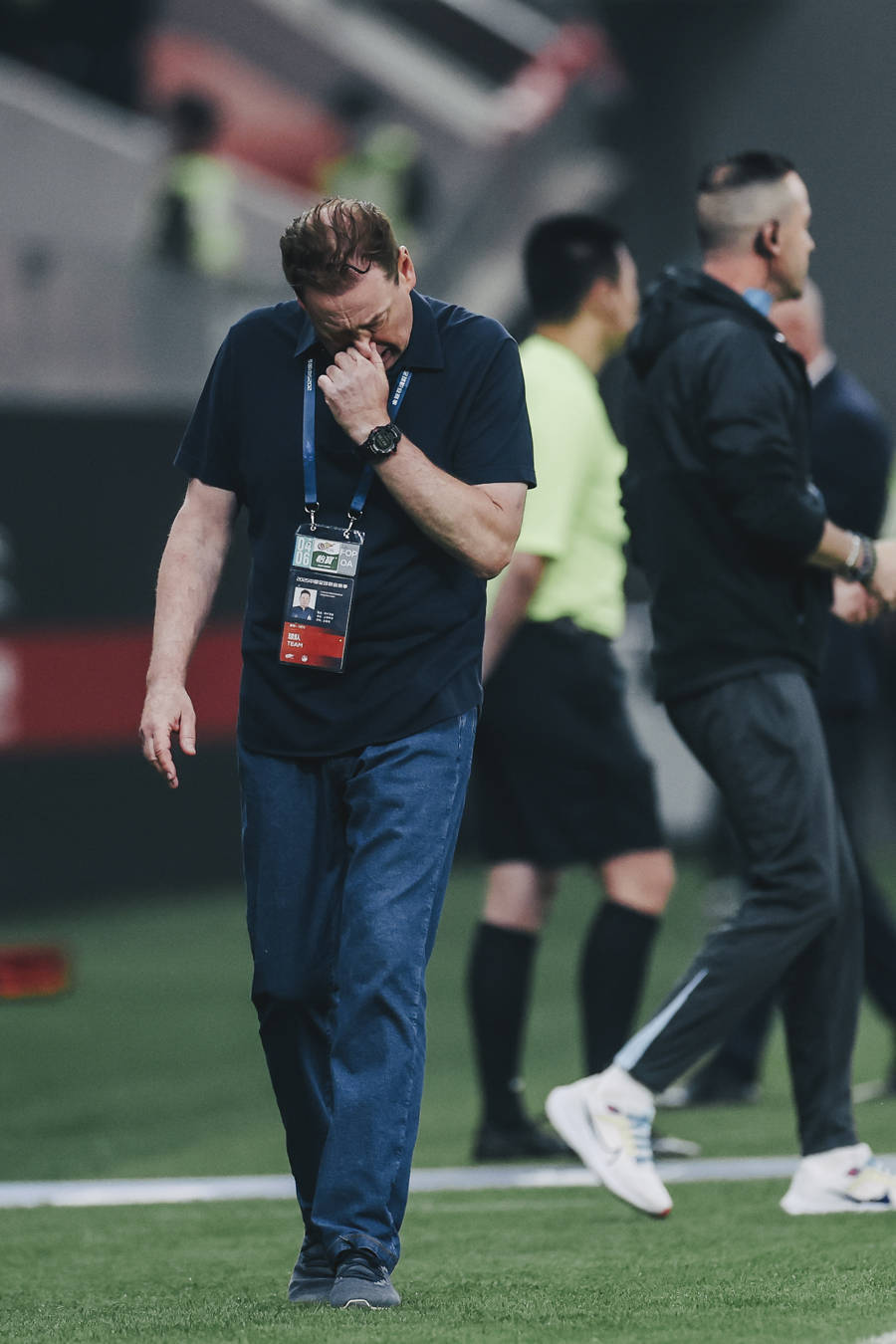 九游游戏-门兴踢球者队后防线连续失守，主帅面临压力