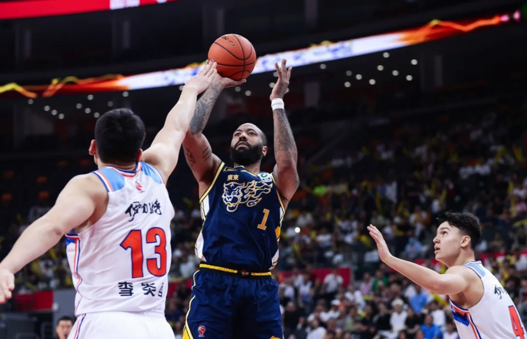 九游app下载-比赛中关键球员发挥稳定,助球队实现反超