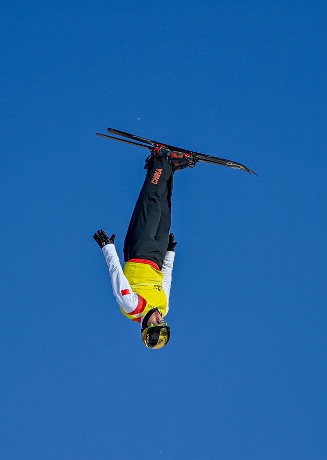 九游娱乐网页-滑雪项目中选手高雄夺冠，速度飞快冲刺终点的简单介绍