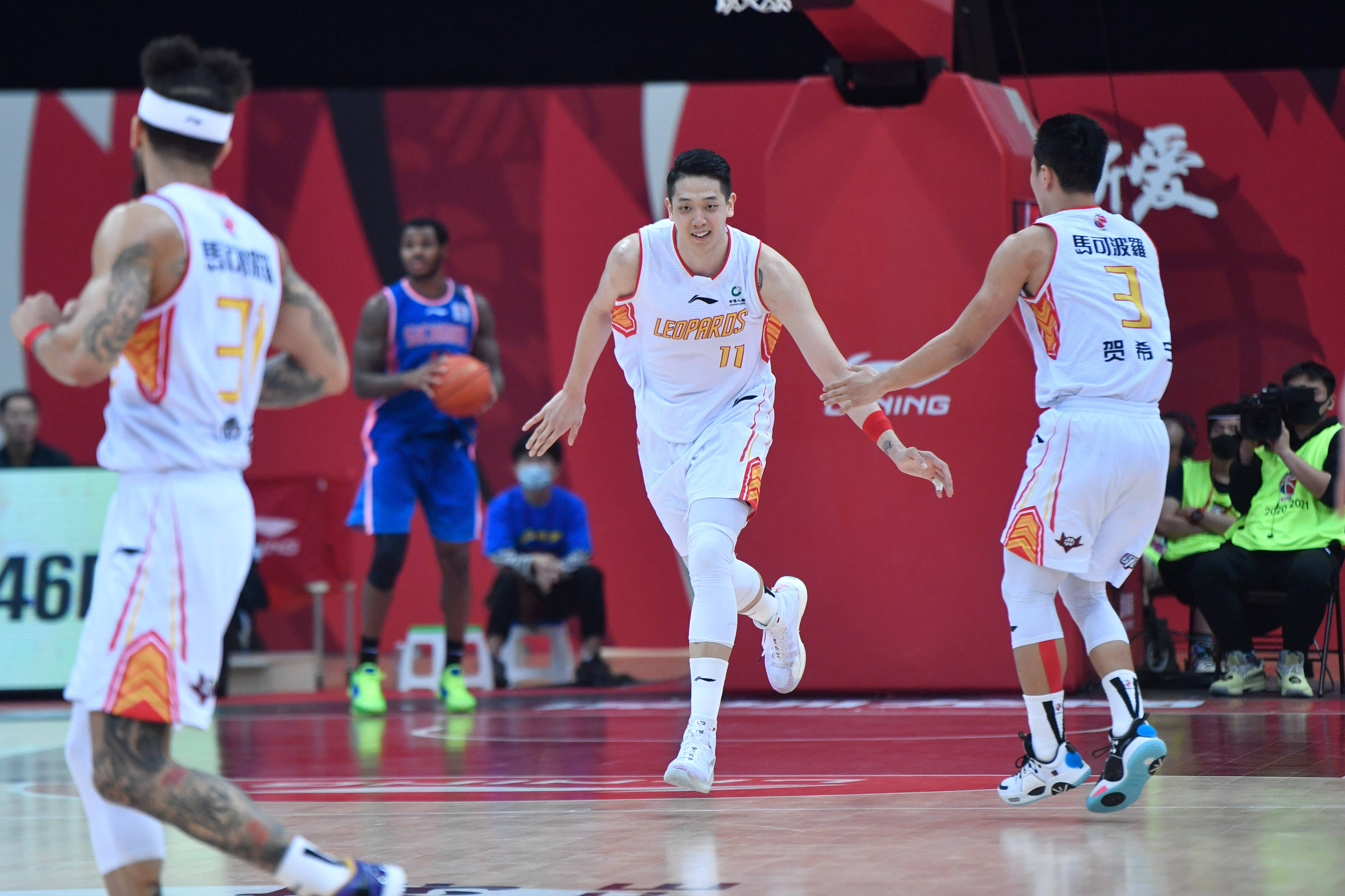 九游体育直播-关于四川队爆冷战胜深圳，狂欢喜悦的信息