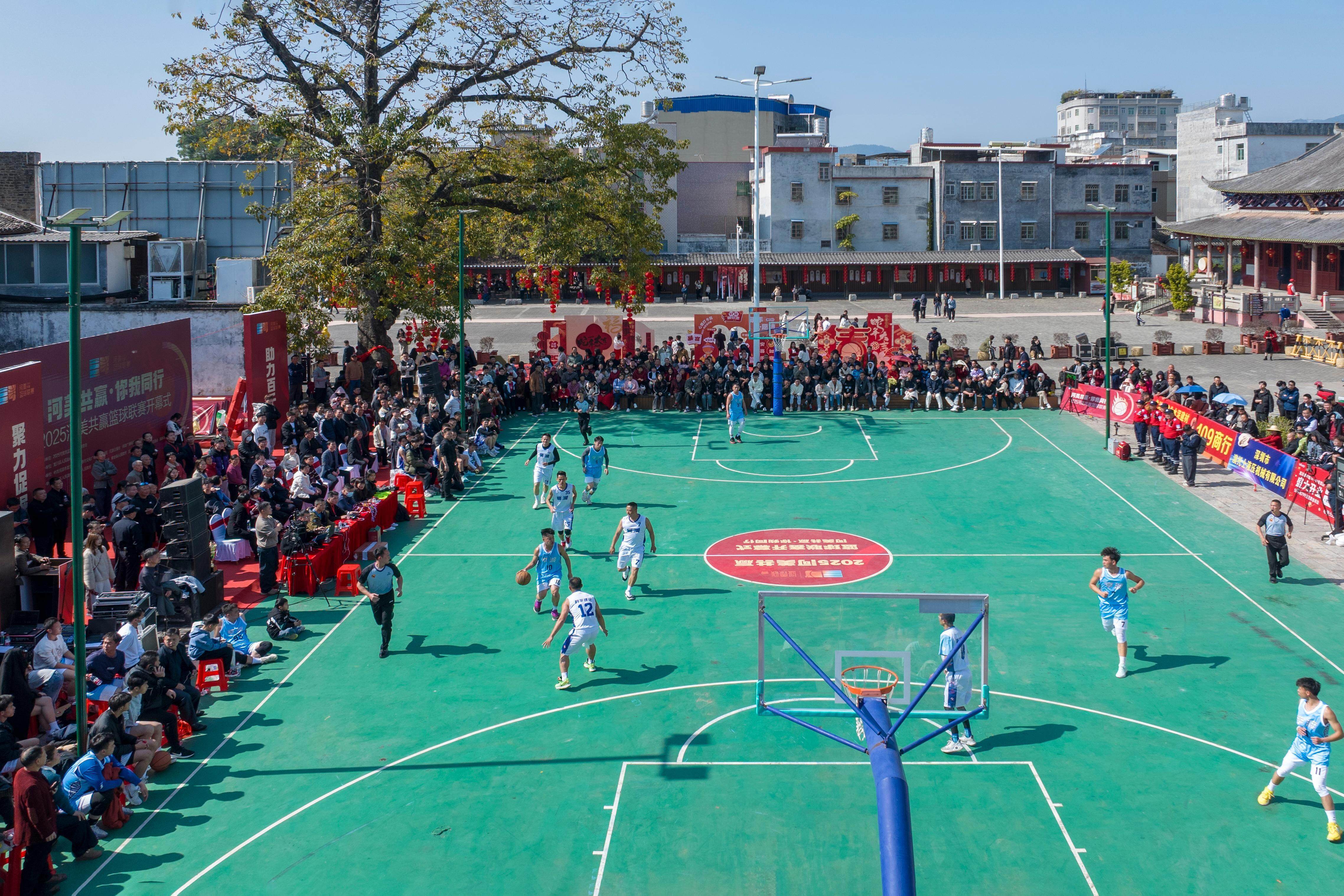 关于观众欢呼雀跃，助威声音震耳欲聋的信息