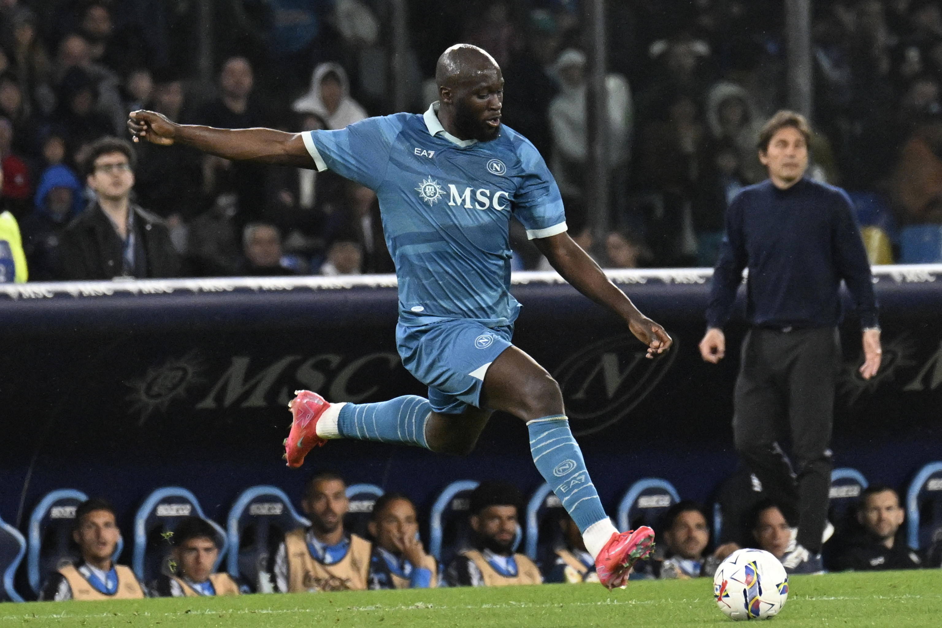 包含意甲赛场脚踢神奇瞬间，不可思议绝杀震动全场的词条