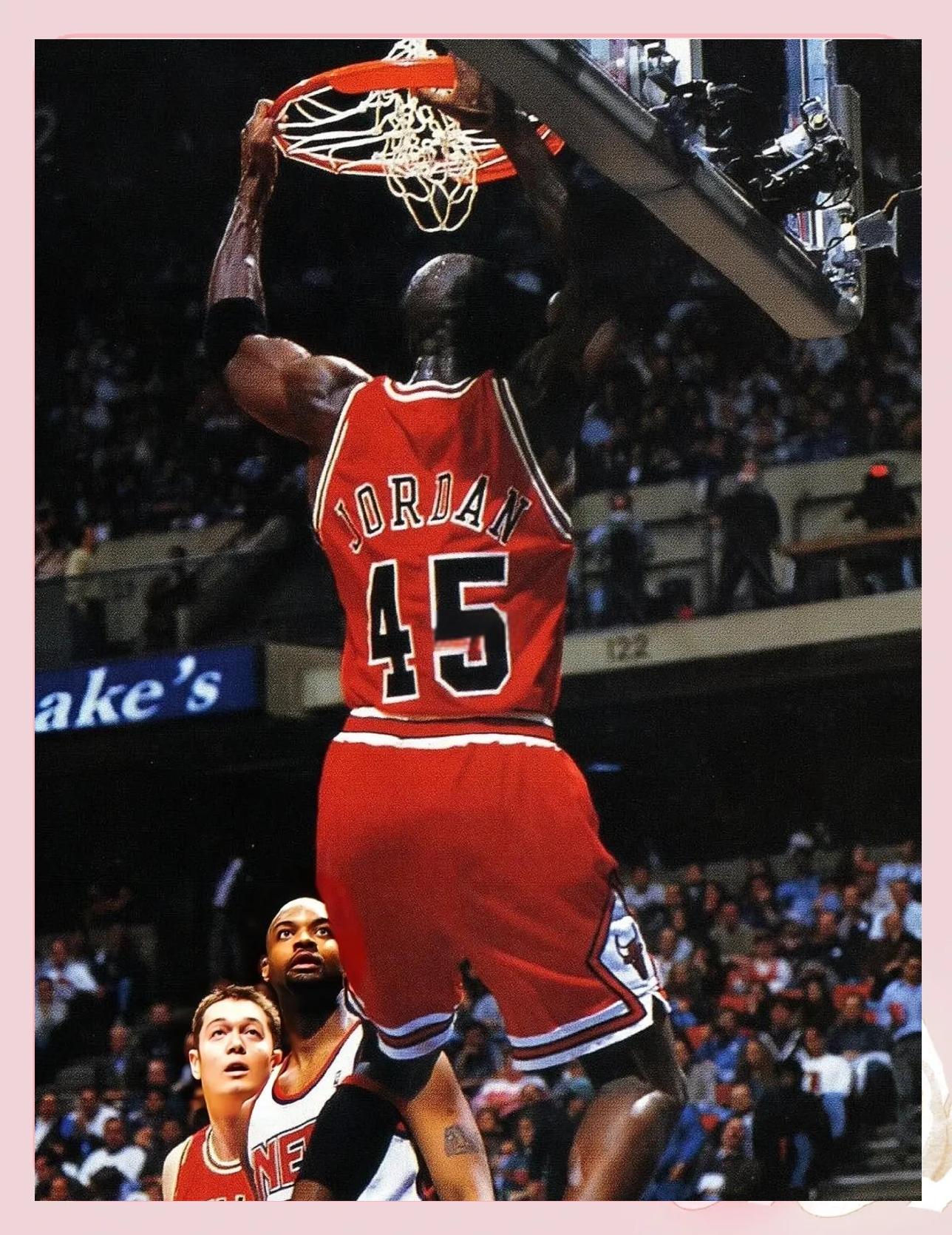 九游娱乐网页-乔丹再现赛场功夫，传奇生涯再添辉煌