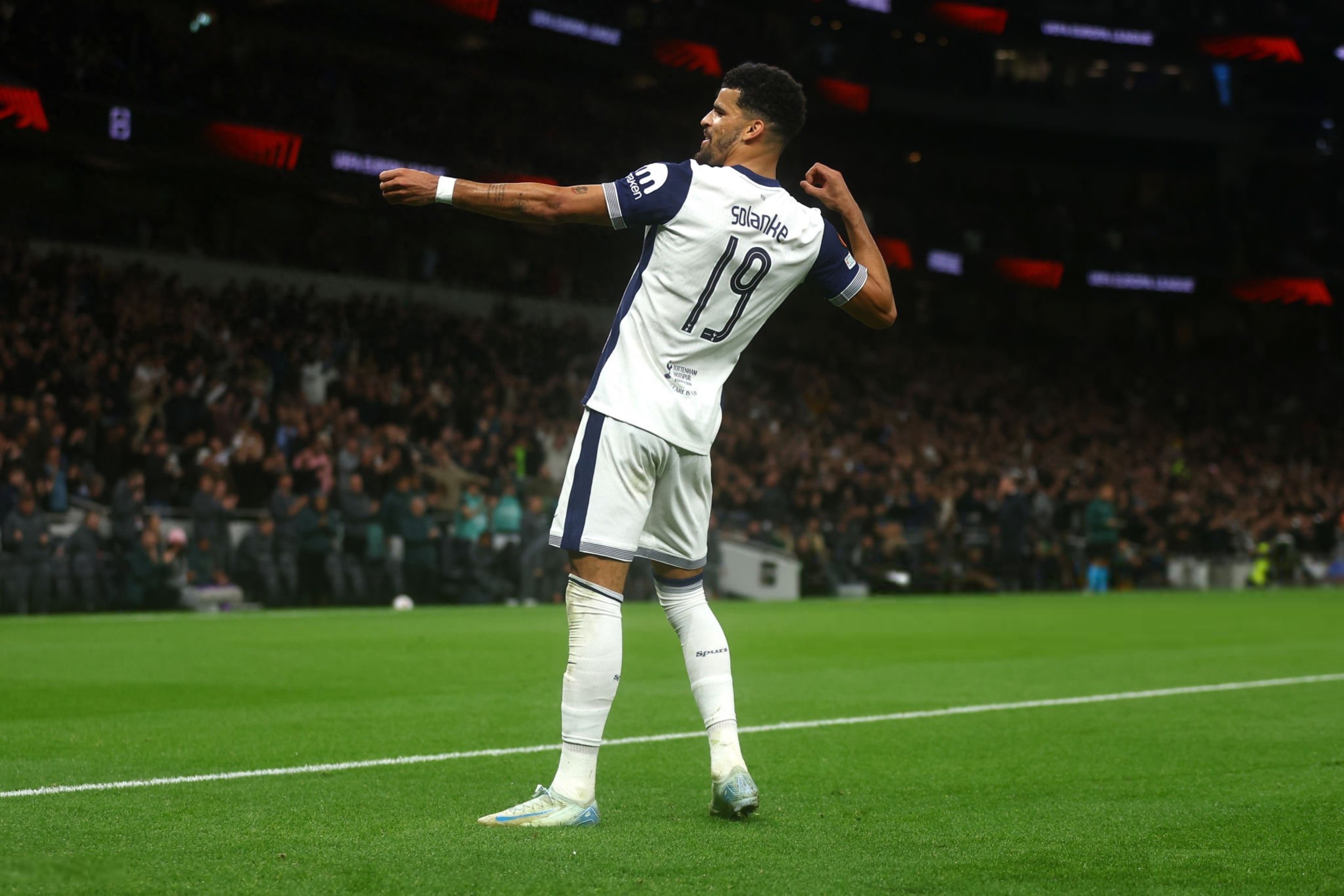 热刺前锋火力全开，帮助球队一鼓作气取胜