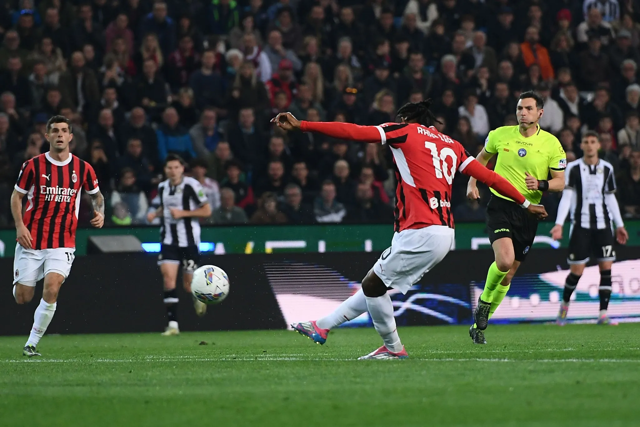 意甲球队主场氛围热烈，球迷呐喊助威