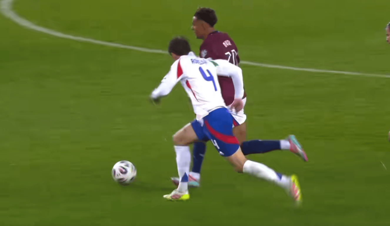 九游APP-挪威运动员领跑全场，赛场英姿勃发动人心魄