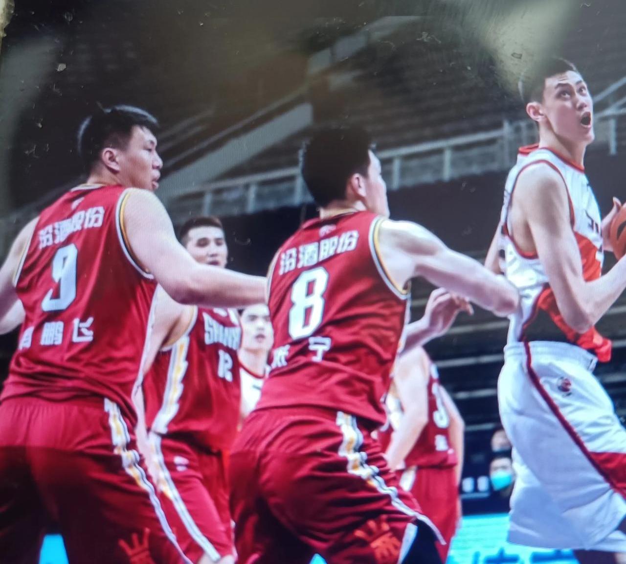 上海男篮一炮而红，球队整体实力大幅提升