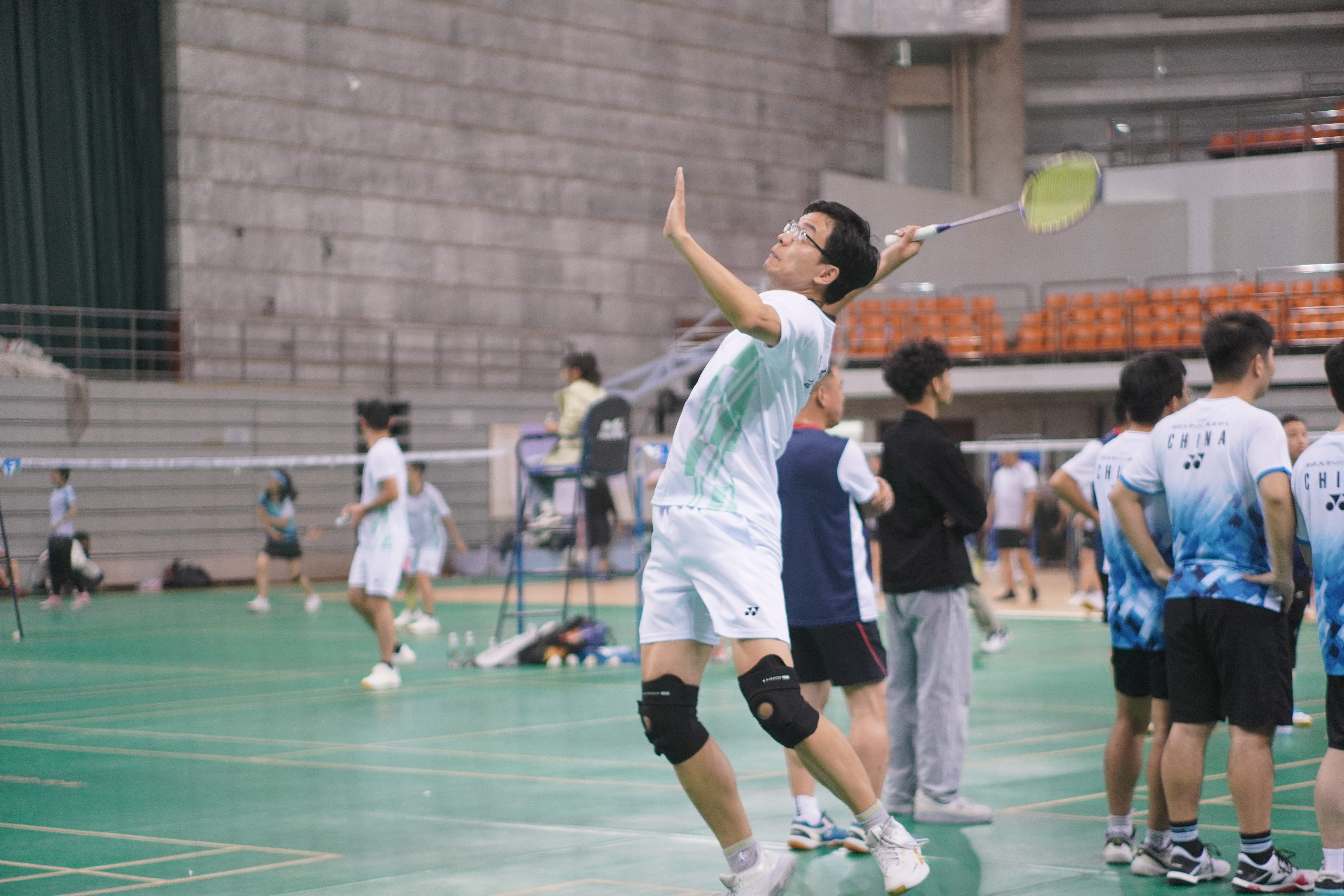 精彩比赛掀起热潮，球员为荣誉拼尽全力