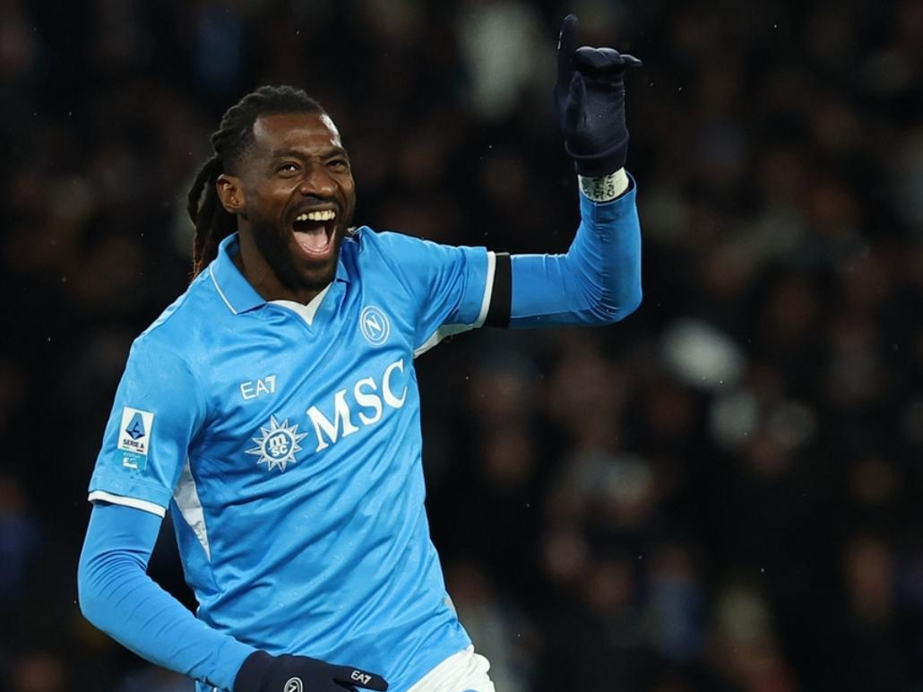 那不勒斯队员出色表现，领先对手一步