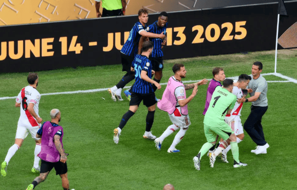 九游APP-包含国际米兰球员因红牌被罚下，球队陷入劣势的词条