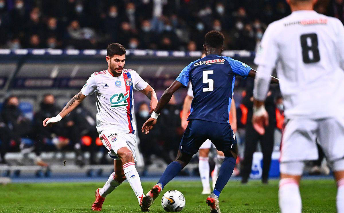 包含里昂主场战平摩纳哥，争冠形势难定的词条