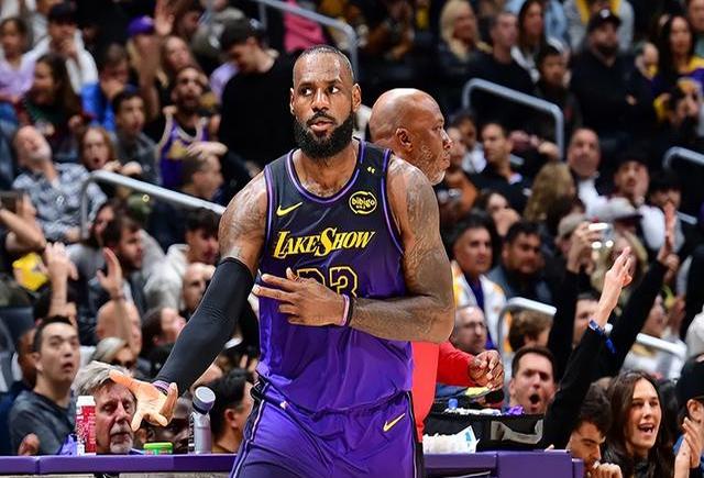 热火队豪取连胜，湖人队遭遇逆转