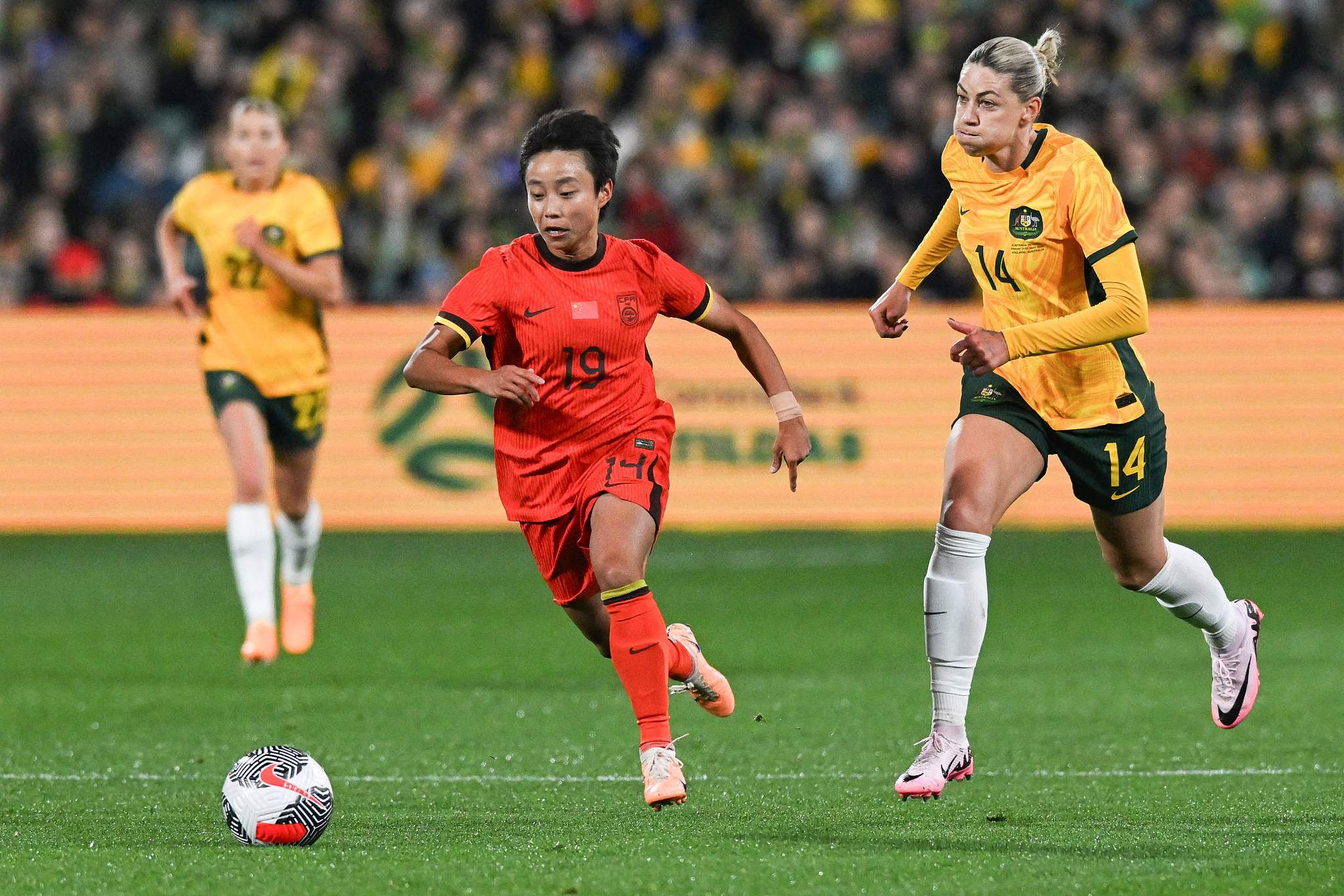 奋力拼搏：女足球员决心不妥协