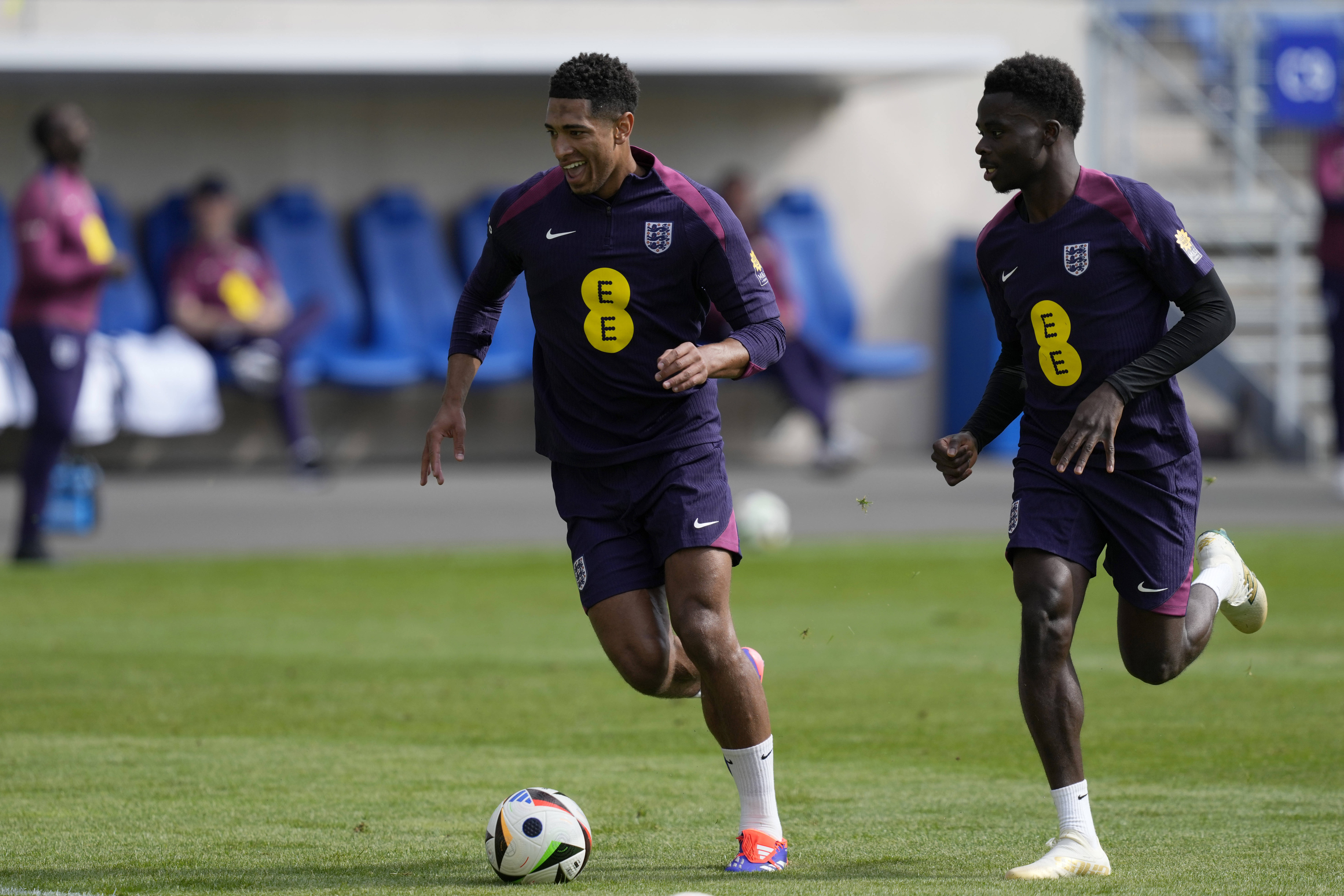 英格兰队在比赛中奋力拼搏，谋求胜利