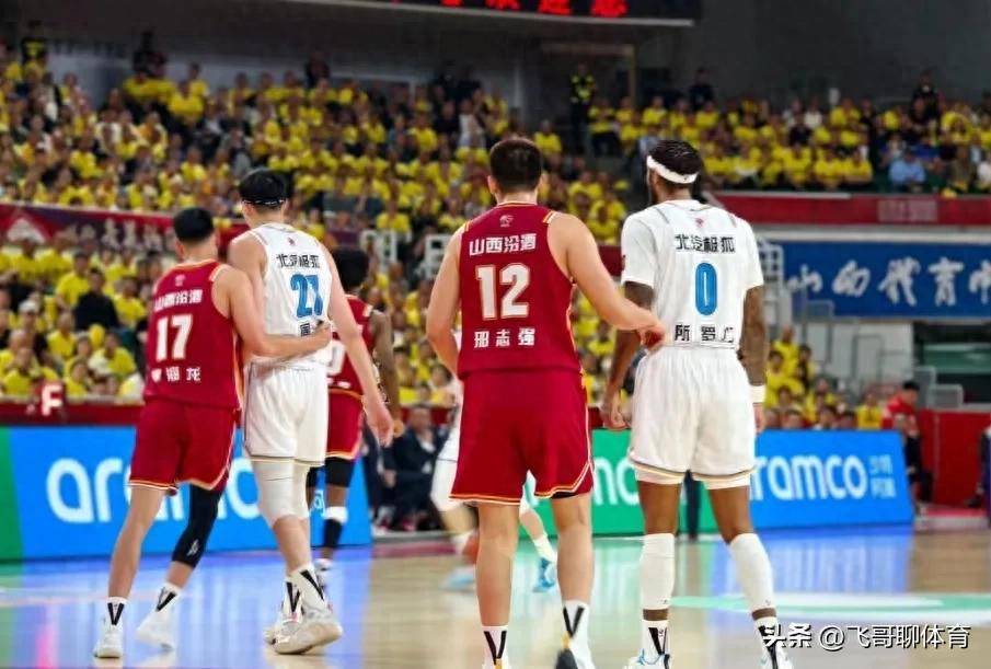 篮球男子半决赛：两队对决，谁能夺冠