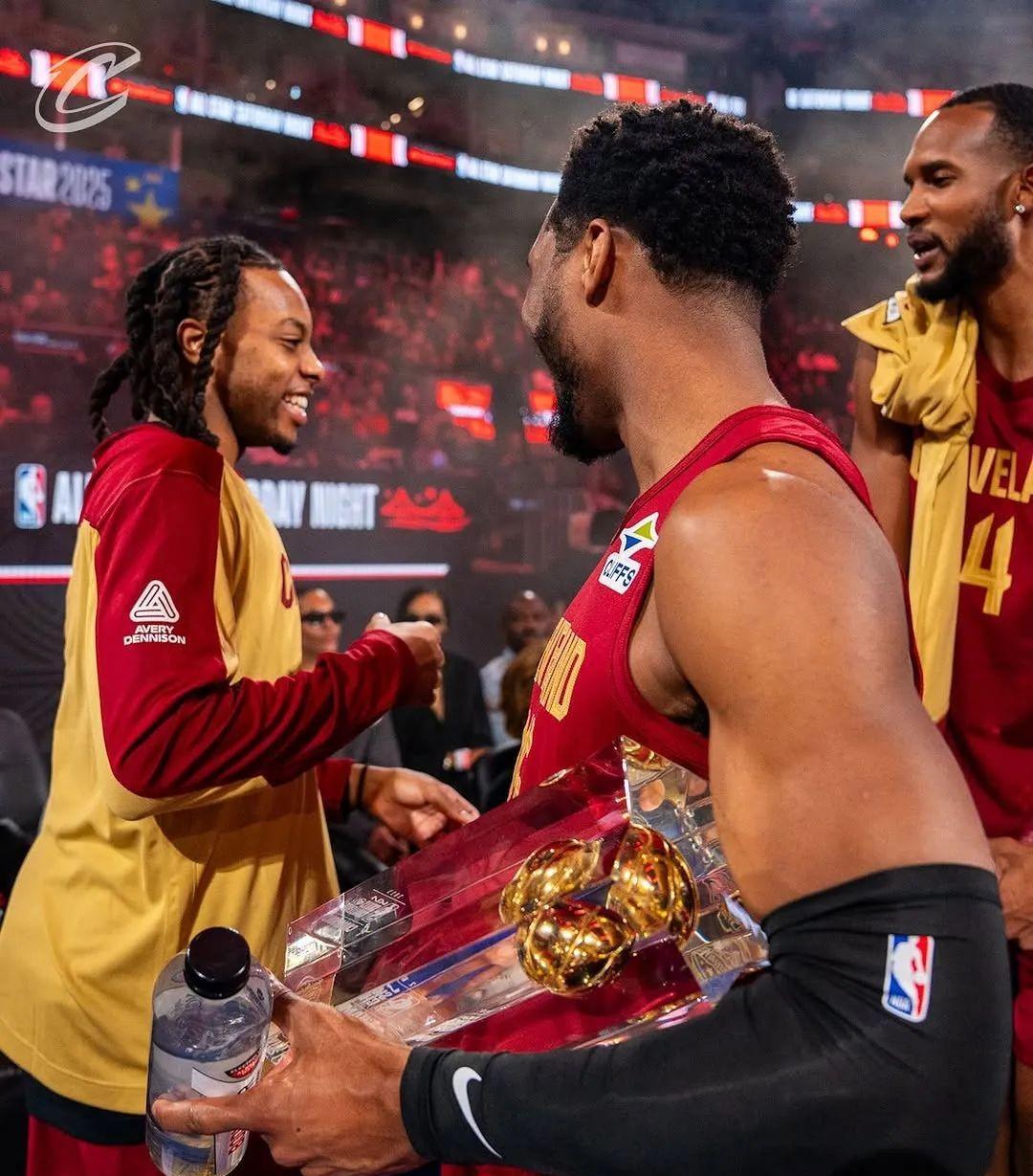 爵士客场击败太阳，米切尔砍下全场最高得分