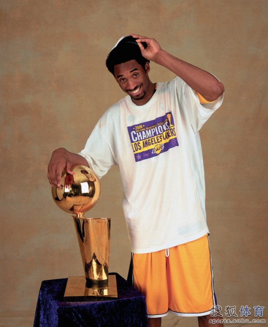 九游体育APP下载-欧洲篮球球员在赛场上奋力拼搏,争取荣誉和奖杯