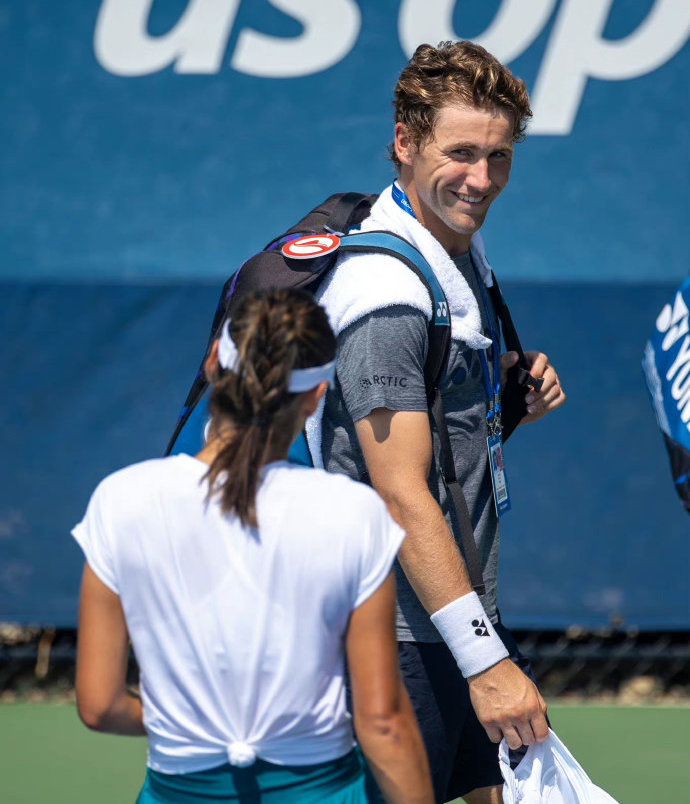 FLY险胜FPX，Clid关键团战开团秒人顶尖较量半决赛，强势挺进下一轮的简单介绍