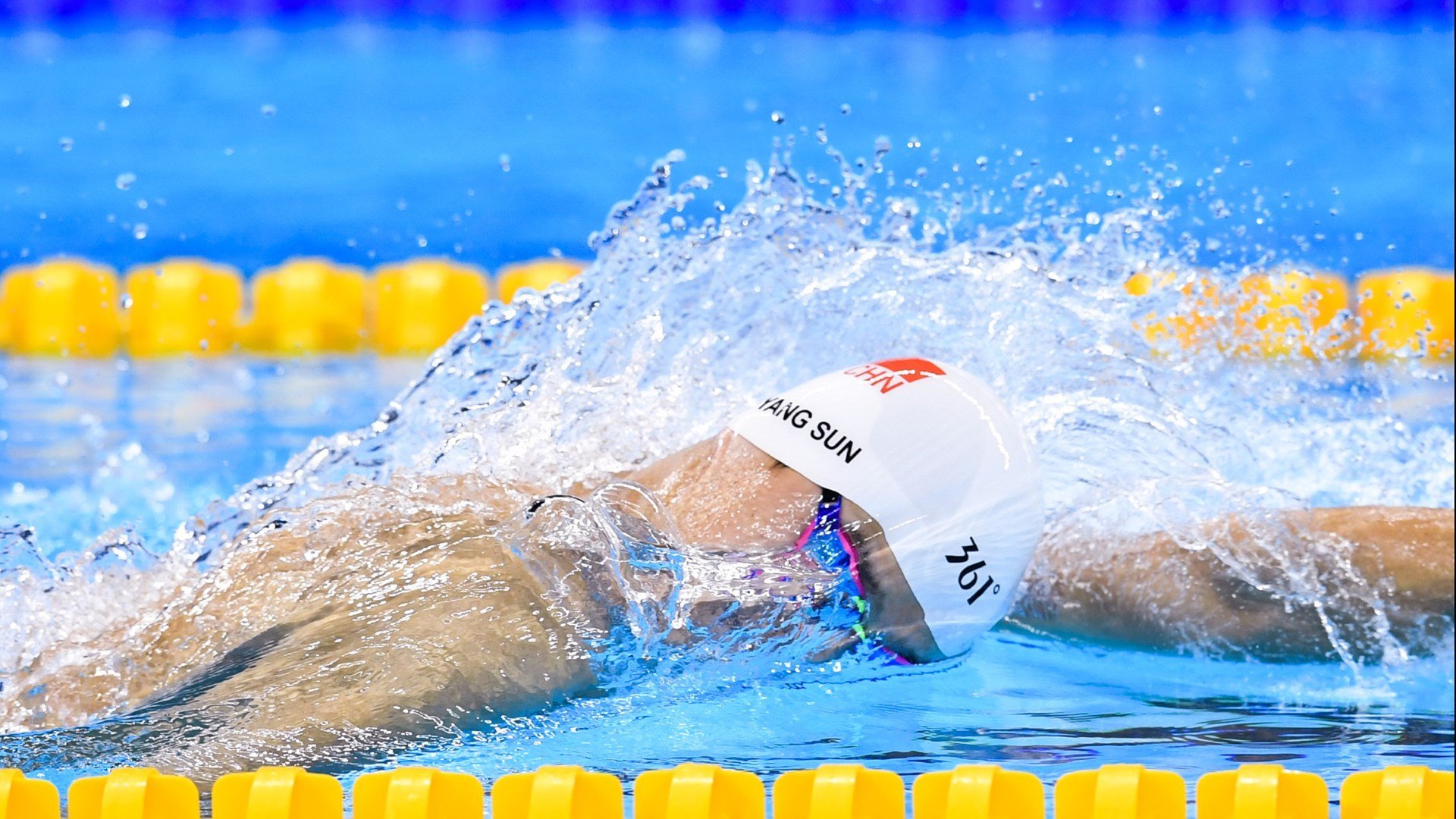 赛道与绿茵场的双线叙事，当F1揭幕战的轮胎焦香遇见三狮军团的铁血意志